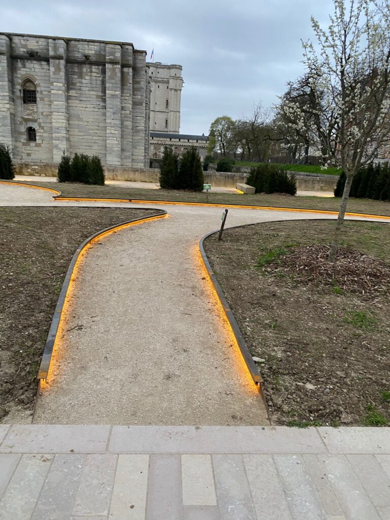 Bordure metallique sur mesure avec eclairage integre