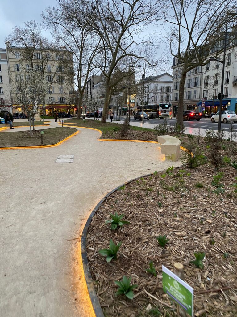 Bordure metallique eclairee sur une place publique