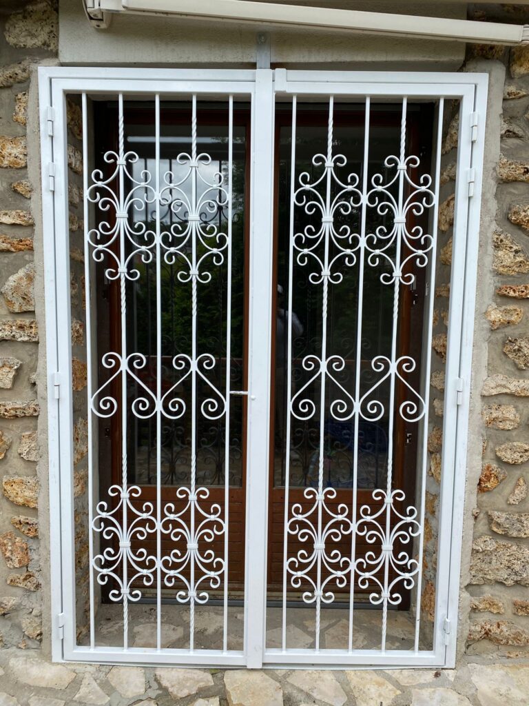 Porte en fer forge ornementale, peinture blanche