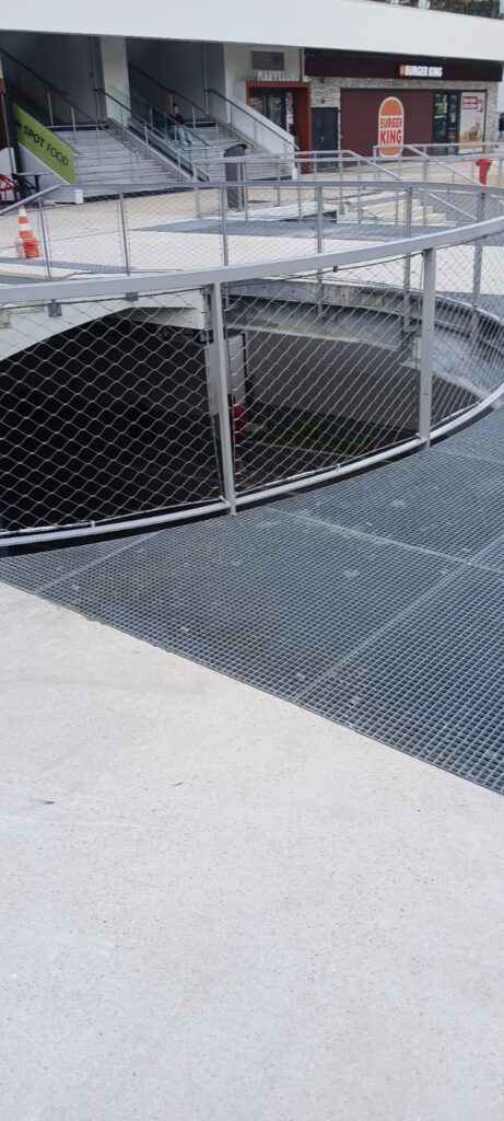 Structure metallique circulaire, escalier commercial