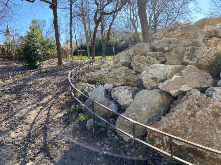 Garde-corps metallique dans un parc public