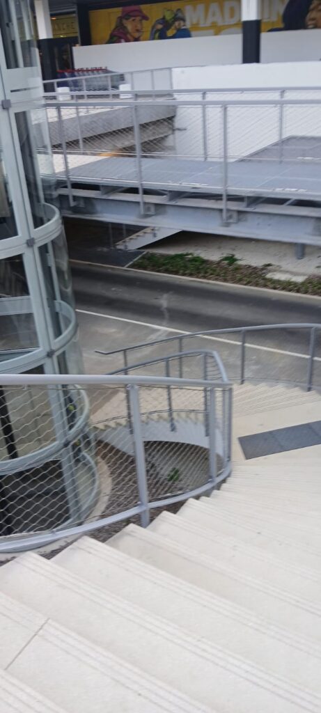 Structure et escalier metallique sur batiment commercial