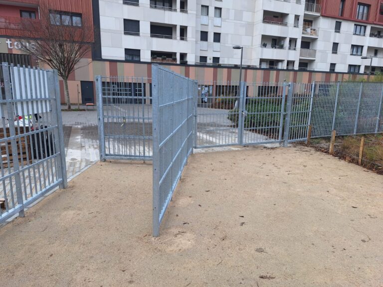 Portail et clotures galvanises, cour de residence